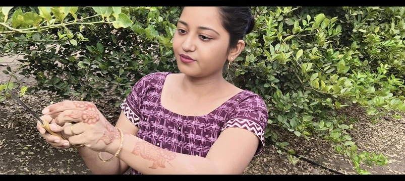 Деревенская девушка наслаждается на ферме - полностью наслаждайтесь сексом с бойфрендом