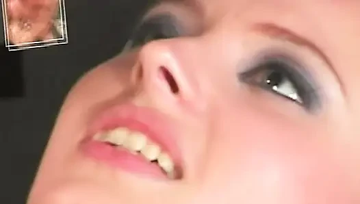 Olgun sarışın orta yaşlı seksi kadın kalın yarağı derine alıyor
