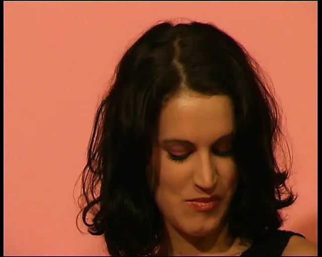 Kadın bizim için edepsiz bir dans yapıyor!