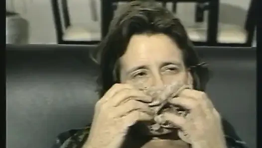 Sıska kaltak iki sikiş deliğini büyük yarak darbeleri ile parçalatıyor