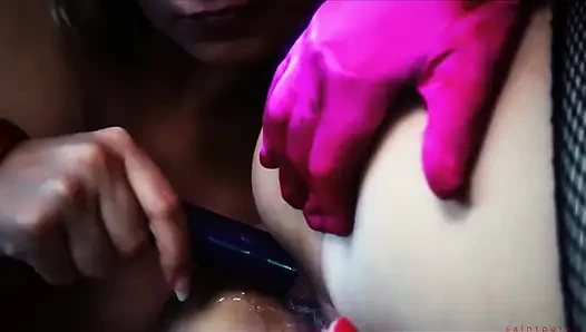 Dorothy Black ve Peaches Johnson mor bir dildo kullanıyor