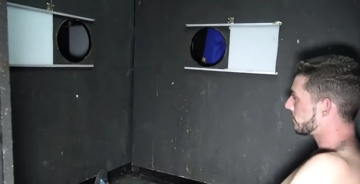 Sürtük duvar deliklerinde xxl yarağı emiyor ve dölleniyor