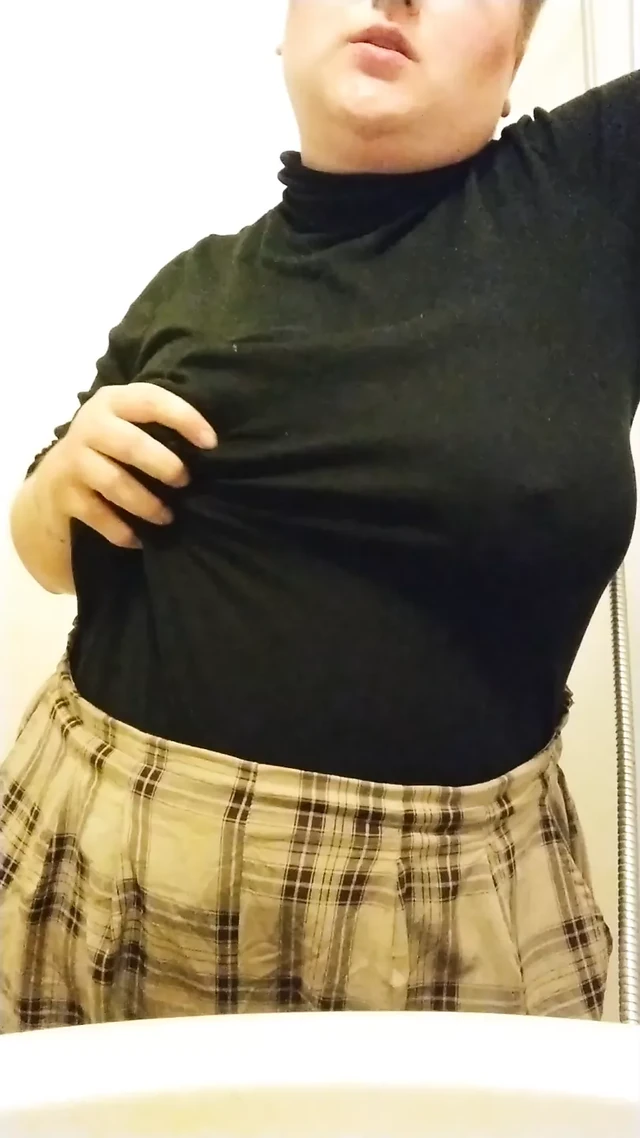 Толстушка развлекается с большими сиськами в ванной друга