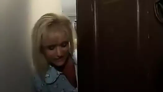 Seksi sarışın sert ırklararası sikişten sonra döl yutuyor. sheila grant - sapık orta yaşlı seksi kadınlar