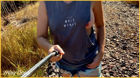 Evli kadın yırtık gömlekle eşyalarını sikiyor