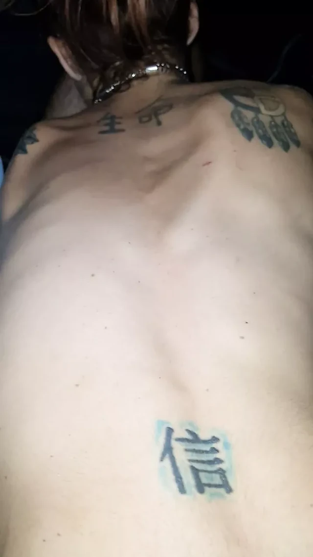 Уличная шлюха заставляет папочку кончить везде