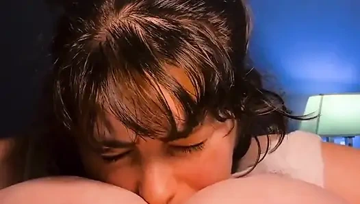 Meme ucunu emiyor ve oynuyor