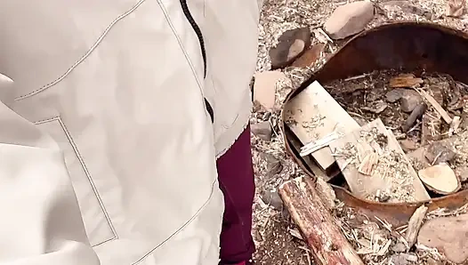Dışarı çıkıp işeyen amcık ortaya çıkıyor