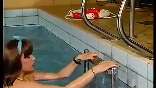 Edepsiz lezbiyenler seks oyuncağıyla eğleniyor