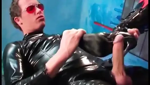 İnanılmaz esmer bayan amının içine yarak alıyor ve eli geniş göt deliğine sokuyor