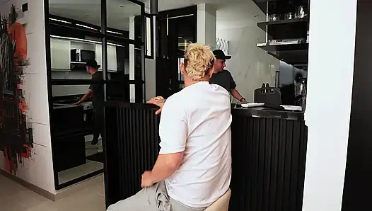 Ev Arkadaşımın Kız Arkadaşıyla Sevişiyorum, En Iyi Arkadaşımı Onun Önünde Aldatıyorum
