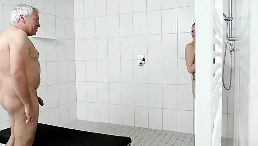 Çarpıcı esmer kadın içeride ve açık havada üçlü sikişiyor