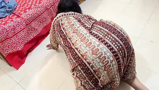 Büyük götlü Mısırlı ateşli hizmetçi yatağın altında sıkışıyor ve götünü çıplak yapıyor