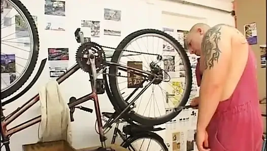 Petite milf huge hairy pussy fucking