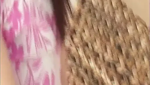 Esmer amatör pembe elbiseyi çıkarıyor ve çıplak poz atıyor
