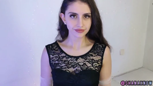 Güzel genç kız oral seks ağız yutuyor