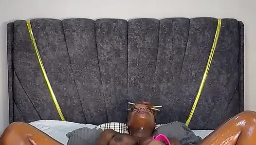 Sadece bağlı kalmak istiyorum, seksi vücudumdaki tüm lanet meyve sularını fışkırtıncaya kadar sikilmek istiyorum
