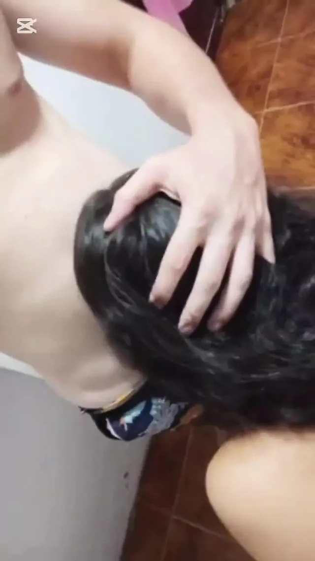 Üvey kız kardeşinden tam olarak faydalanıyor