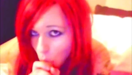 Kızıl saçlı sürtük lolipop gibi yalıyor