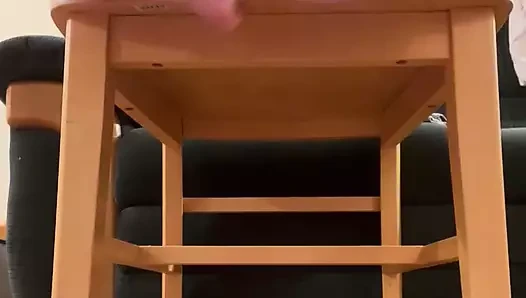 Zemini sırılsıklam mor v ile büyük çekim fışkırtıyor