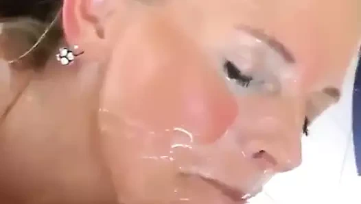 Sarışının yüzü dölle kaplı