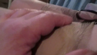 Çorap ve göğüslerinde bacaklarına dokunmak