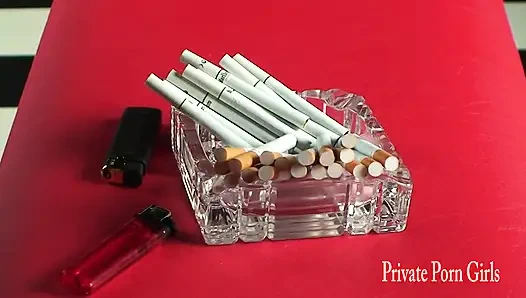 Azgın smokinglady-duo yarağı sigaraya getiriyor - bölüm 1