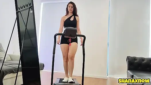 Yeni koşu bandı spor salonu kıyafetimde tam vücut yürüyüşü fitness sfw