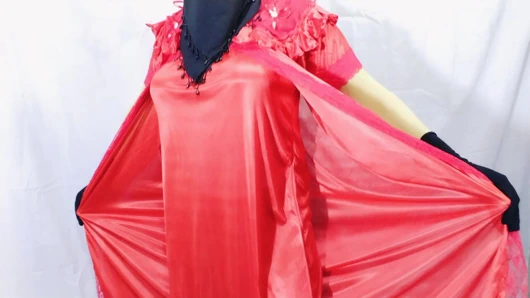 Hintli ateşli güzel yenge odasında dans ediyor ve açık bir şekilde seks yapıyor