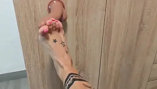 Pembe tırnaklı ayak fetişi büyük bir yarağa mastürbasyon yapıyor ve sikişiyor