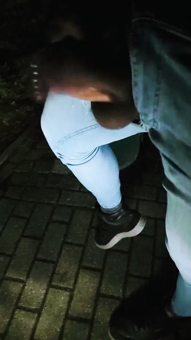 Slutboyben CAM4 Araba Önünde Seyircilere Boşalma Cruising