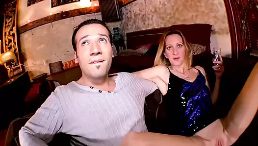 İyi görünümlü Alman sarışın nemli deliklerini siktiriyor