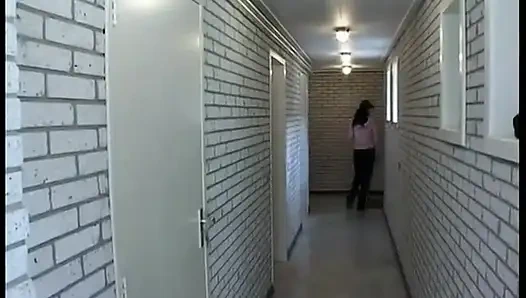 Mükemmel vücuda ve güzel göğüslere sahip güzel kız seks tuzağına çekiliyor