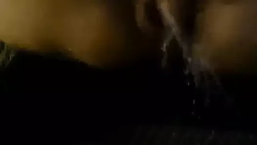 Genç kaltağın açık havada tatilde üvey babasının önünde işemesi gerekiyor
