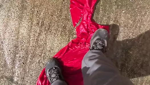 Kırmızı elbise üzerinde temiz ayakkabı