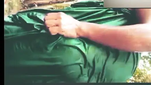 Hintli kız dışarıda banyo yapıyor