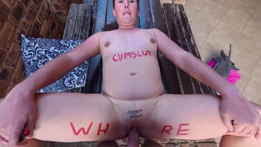 Küçük memeli tombul sürtük açık havada vücut yazısıyla dölleniyor