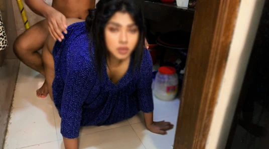 Bölüm-2: Hintli ateşli mallu teyze yemek yaparken mutfakta sikiliyor