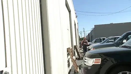 Küçük memeli sarışın genç kız adamın büyük yarağına biniyor