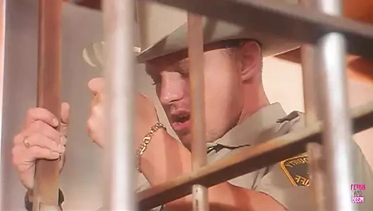 Polis üniformalı bu yakışıklı koca sikli adam kıllı amını sikiyor ve onu yedi