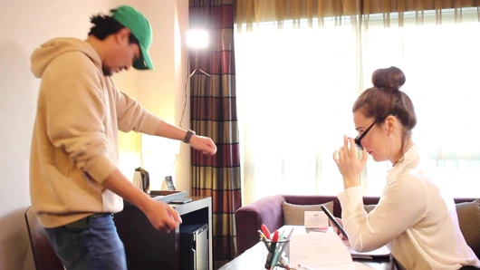 Latin kadın uyruklu olduğu için sekretere bir iyilik yapıyor