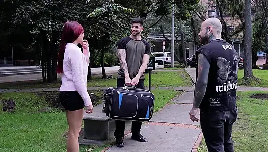 Güzel kızıl saçlı, kayınbiraderi ve kocasıyla büyük bir üçlü ilişki yaşıyor, ta ki tüm sütünü çıkarana kadar