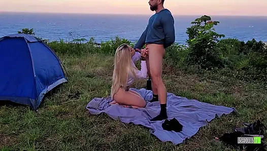 Riskli seks gerçek amatör çift kampta sikişiyor