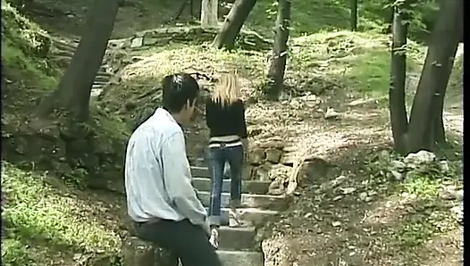 Genç sarışın sürtük parkta güzel bir sakso çekiyor