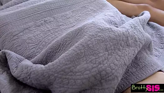 Bratty sis- üvey erkek ve kız kardeş bir yatağı paylaşıyor s8:e1