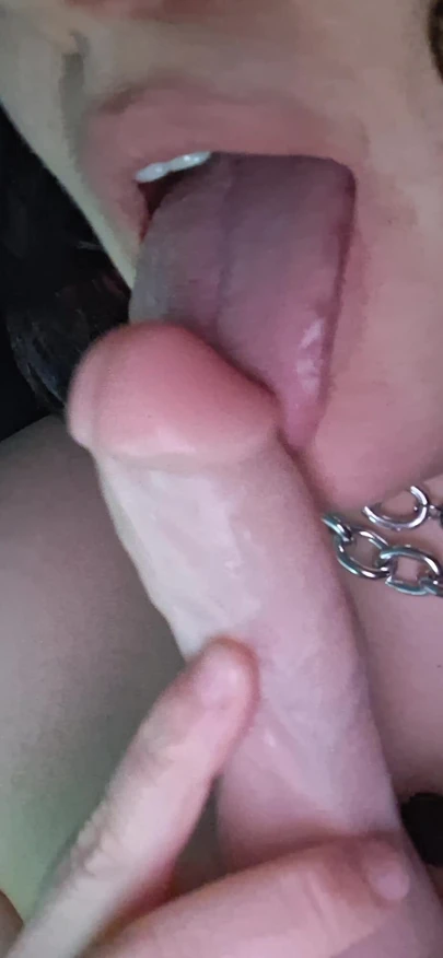 Gerçekçi bir yarak, şehvetli bir ağız ve çok aç😋 şişman bir kadın