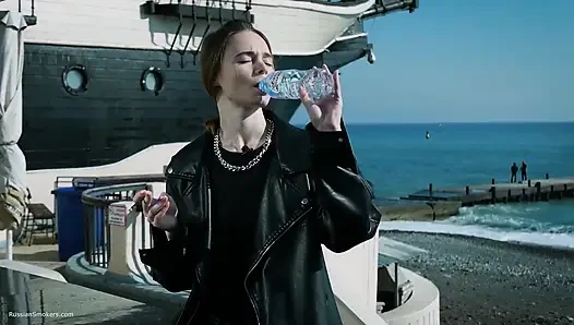 Genç Rus kadın açık havada sigara içiyor