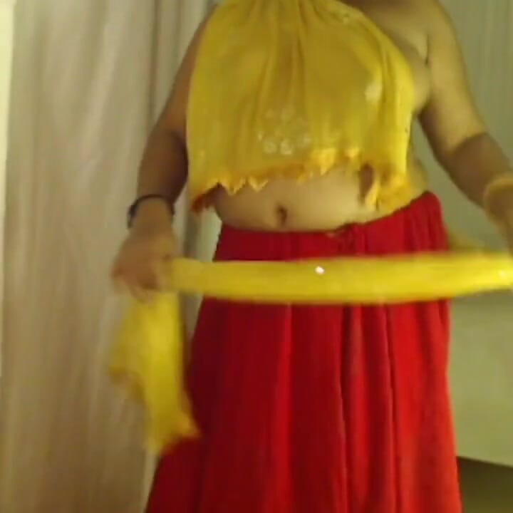 Açık sutyenli kız seksi göğüslerini gösteriyor
