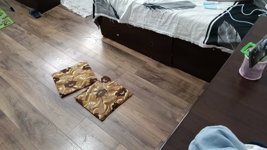 Seksi evli kadın evde çıplak egzersiz yapıyor