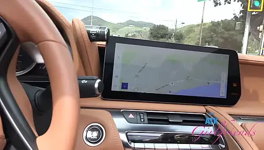 Selena ile plaj günü eğlencesi: yalınayak kum ve kabuklar, sonra yol kenarında ıslak sakso!